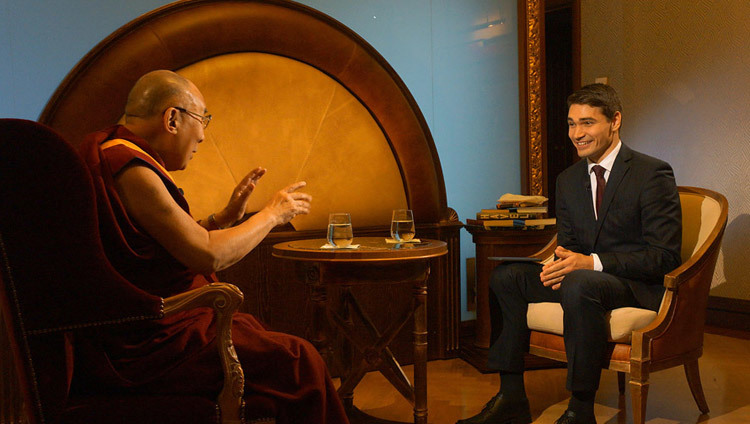 Su Santidad el Dalái Lama siendo entrevistado para Czech TV24 en Praga, República Checa, el 17 de octubre de 2016. Foto/Jeremy Russell/OHHDL