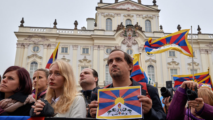 Algunas de las más de 2500 personas reunidas en la plaza Hradcanske para dar la bienvenida y mostrar su apoyo a Su Santidad el Dalái Lama en Praga, República Checa, el 17 de octubre de 2016. Foto/Olivier Adam