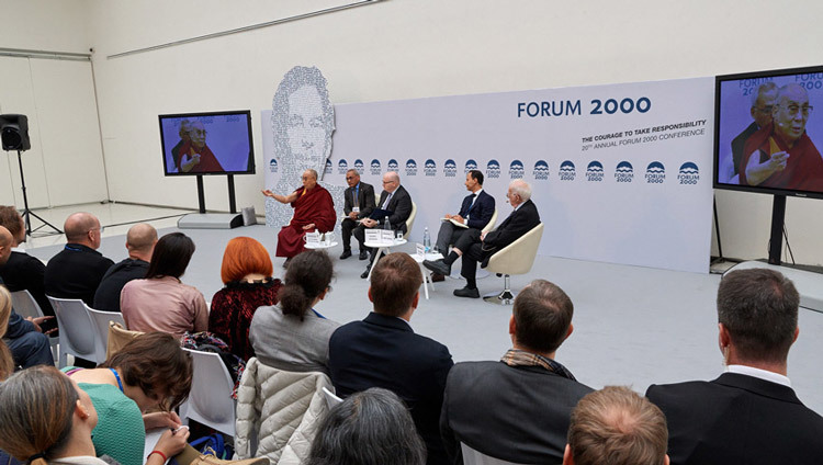 Su Santidad el Dalái Lama hablando en un panel del Foro 2000 sobre La Paradoja de la Religión en Praga, República Checa, el 18 de octubre de 2016. Foto/Olivier Adam