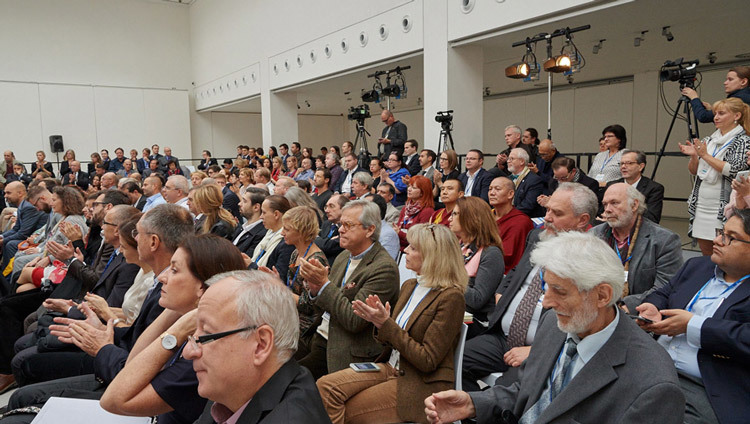 Miembros del público aplaudiendo a la conclusión en el panel de cierre del Foro 2000 sobre el mundo y sus desafíos actuales en Praga, República Checa, el 18 de octubre de 2016. Foto/Olivier Adam
