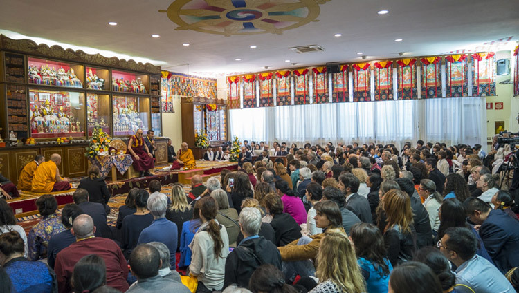 Su Santidad el Dalái Lama hablando a los miembros del Centro Ghe Pel Ling de Estudios Budistas Tibetanos en Milán, Italia, el 20 de octubre de 2016. Foto/Tenzin Choejor/OHHDL