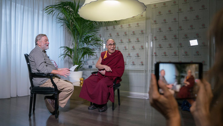 Su Santidad el Dalái Lama y Pio d'Emilia para SkyTG 24 disfrutando de un momento de luz antes de su entrevista en Milán, Italia, el 21 de octubre de 2016. Foto/Tenzin Choejor/OHHDL