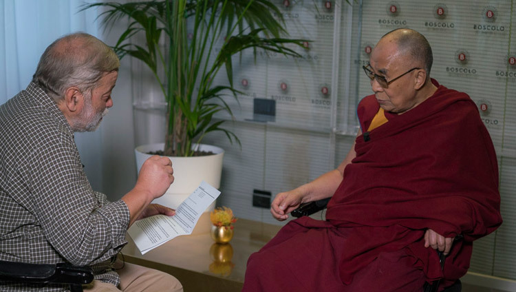 Pio d'Emilia para SkyTG 24 entrevistando a Su Santidad el Dalái Lama en Milán, Italia, el 21 de octubre de 2016. Foto/Tenzin Choejor/OHHDL