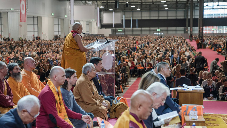 Thamthog Rimpoché presentando a Su Santidad el Dalái Lama a la multitud de 8800 personas al comienzo de las enseñanzas en Milán, Italia, el 21 de octubre de 2016. Foto/Tenzin Choejor/OHHDL
