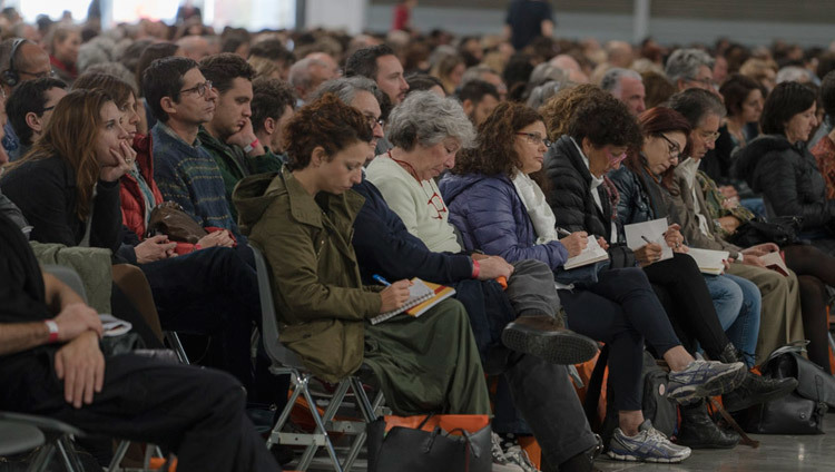Miembros de la audiencia tomando notas durante la enseñanza de Su Santidad el Dalái Lama en Milán, Italia, el 21 de octubre de 2016. Foto/Tenzin Choejor/OHHDL