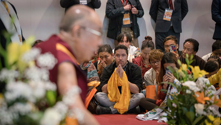 Su Santidad el Dalái Lama dirigiéndose a más de 200 tibetanos que viven en Italia, Suiza y España en Milán, Italia, el 21 de octubre de 2016. Foto/Tenzin Choejor/OHHDL