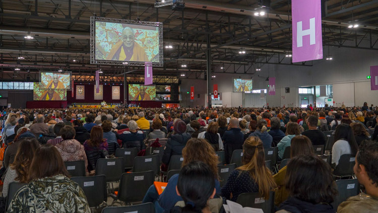 Vista del escenario de la sala Rho Fiera Milano, sede de las enseñanzas de Su Santidad el Dalái Lama en Milán, Italia, el 21 de octubre de 2016. Foto/Tenzin Choejor/OHHDL