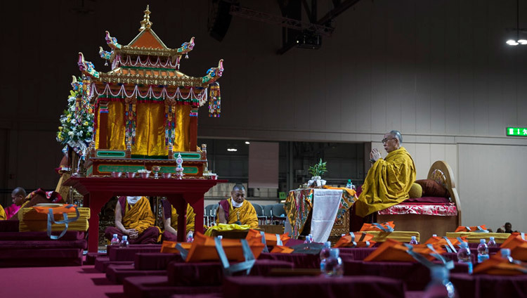 Su Santidad el Dalái Lama participando en los rituales preparatorios para el empoderamiento de Avalokiteshvara en Milán, Italia, el 22 de octubre de 2016. Foto/Tenzin Choejor/OHHDL