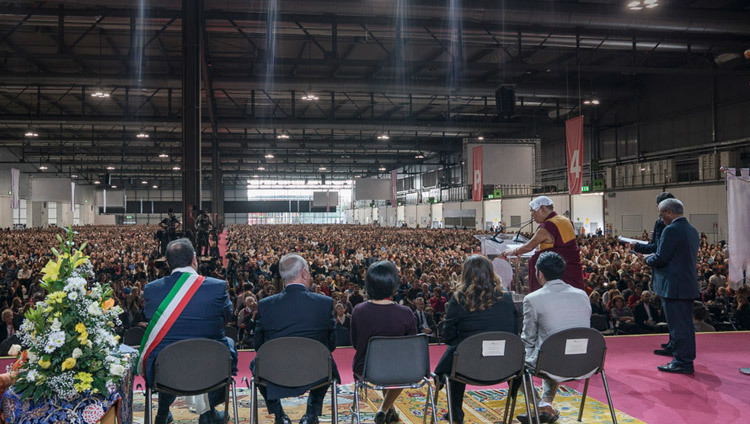 Su Santidad el Dalái Lama hablando ante una multitud de más de 12000 personas en la sala Rho Fiera Milano en Milán, Italia, el 22 de octubre de 2016. Foto/Tenzin Choejor/OHHDL