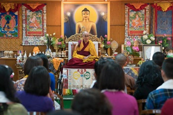 Su Santidad el Dalái Lama hablando a un grupo de Vietnam en su residencia de Dharamsala, HP, India, el 29 de octubre de 2016. Foto/Tenzin Choejor/OHHDL