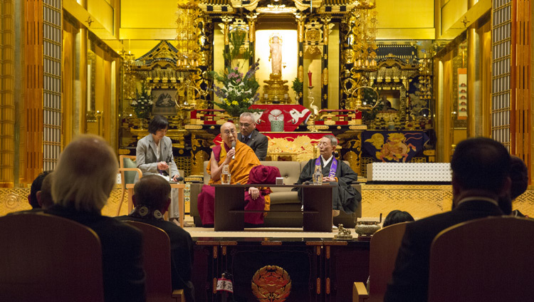 Su Santidad el Dalái Lama hablando en el Templo Higashi Honganji en Kyoto, Japón, el 9 de noviembre de 2016. Foto/Jigme Choephel