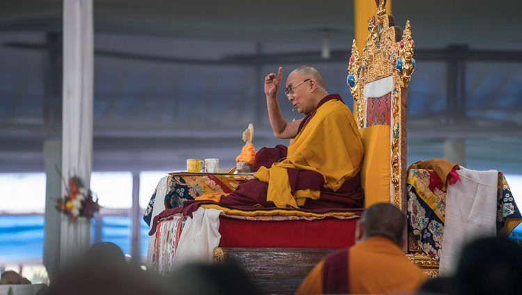 Su Santidad el Dalái Lama durante las enseñanzas preliminares al Kalachakra en el lugar del Kalachakra en Bodhgaya, Bihar, India, el 6 de Enero de 2017. Foto/Tenzin Choejor/OHHDL