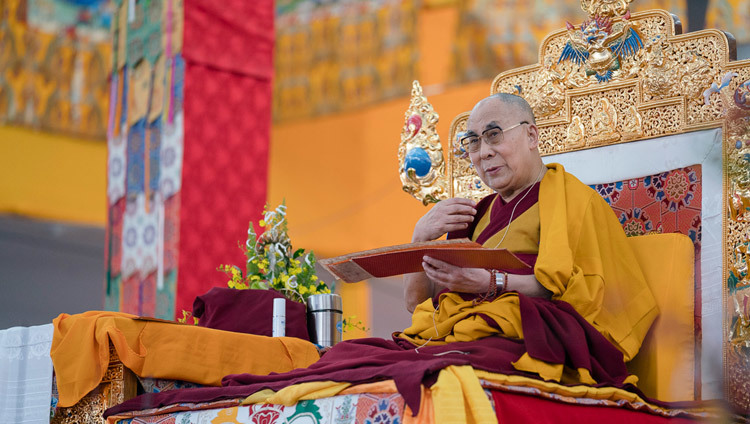 Su Santidad el Dalái Lama durante el tercer día de sus enseñanzas preliminares para la Iniciación de Kalachakra en Bodhgaya, Bihar, India, el 7 de Enero de 2017. Foto/Tenzin Choejor/OHHDL 