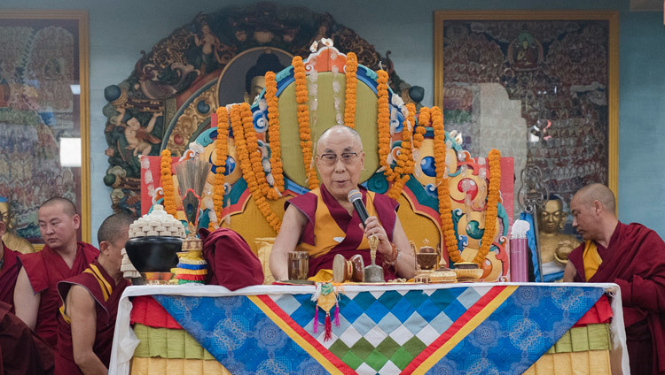 Su Santidad el Dalái Lama hablando en el templo mongol Ganden Tekchen Ling en Bodhgaya, Bihar, India el 9 de Enero de 2017. Foto/Tenzin Choejor/ OHHDL