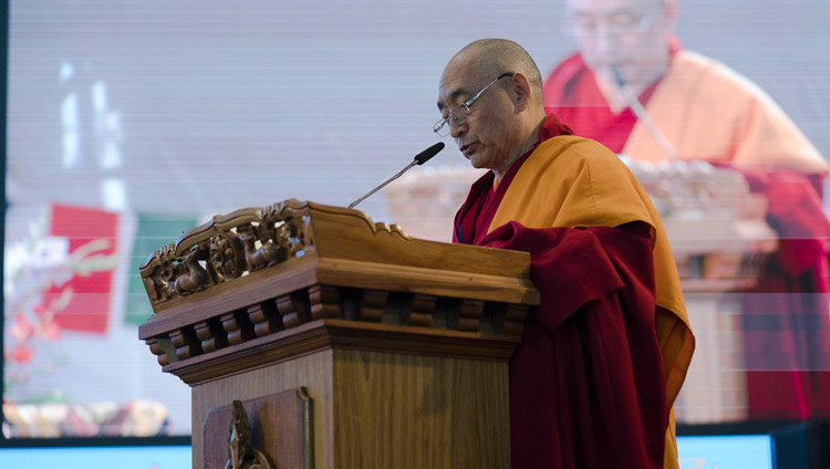 El vicerrector Gueshe Ngawang Samten pronuncia su discurso de bienvenida en la celebración de las bodas de oro del Instituto Central de Altos Estudios Tibetanos en Sarnath, Varanasi, India, el 1 de enero de 2018. Foto de Tenzin Phuntsok