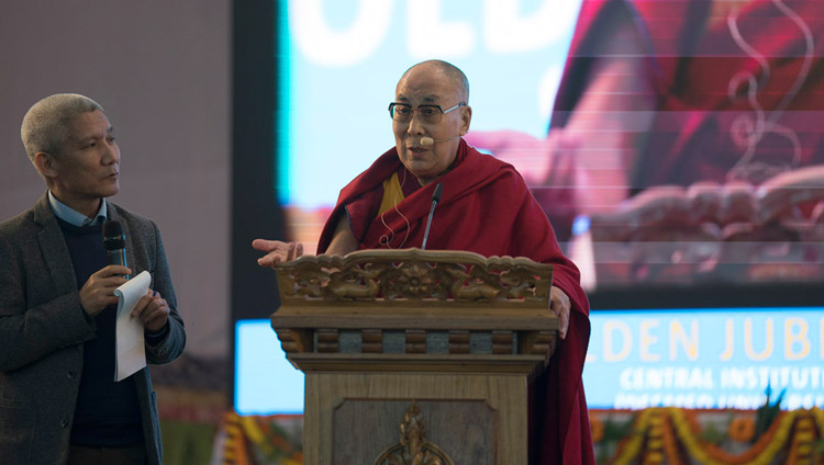 Su Santidad el Dalái Lama dirigiéndose a la audiencia durante la celebración del cincuenta aniversario del Instituto Central de Altos Estudios Tibetanos en Sarnath, Varanasi, India, el 1 de enero de 2018. Foto de Tenzin Phuntsok