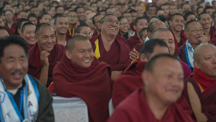 Miembros de la audiencia escuchando a Su Santidad el Dalái Lama hablar en la celebración del cincuenta aniversario del Instituto Central de Altos Estudios Tibetanos en Sarnath, Varanasi, India, el 1 de enero de 2018. Foto de Tenzin Phuntsok