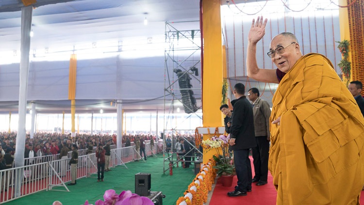Su Santidad el Dalái Lama saludando a la multitud a su llegada al recinto de Kalachakra para el tercer día de enseñanzas en Bodhgaya, Bihar, India el 7 de enero de 2018. Foto de Lobsang Tsering