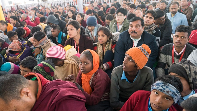Miembros de la audiencia escuchando a Su Santidad el Dalái Lama en el tercer día de enseñanzas en Bodhgaya, Bihar, India el 7 de enero de 2018. Foto de Lobsang Tsering