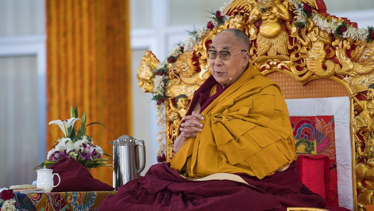 Su Santidad el Dalái Lama hablando en el tercer día de enseñanzas en Bodhgaya, Bihar, India el 7 de enero de 2018. Foto de Lobsang Tsering