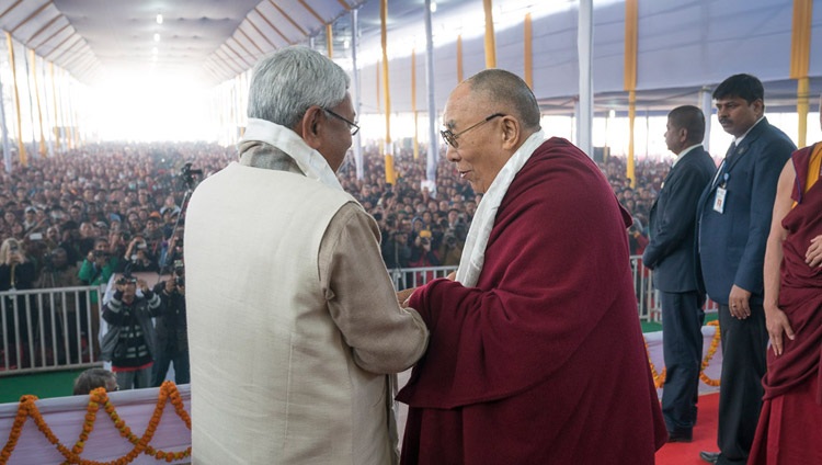 Su Santidad el Dalái Lama y el Ministro Principal de Bihar, Nitish Kumar, intercambiando saludos al comienzo de la ceremonia de presentación del libro en Bodhgaya, Bihar, India, el 7 de enero de 2018. Foto de Lobsang Tsering