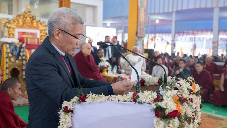 El Dr. Thupten Jinpa, editor general de la serie «Ciencia y filosofía en los clásicos budistas de la India», durante la ceremonia de lanzamiento del " Volumen 1: El mundo físico " en Bodhgaya, Bihar, India, el 7 de enero de 2018. Foto de Lobsang Tsering