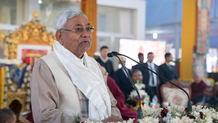 El Ministro Principal de Bihar, Nitish Kumar, hablando en la ceremonia de lanzamiento de «Ciencia y Filosofía en los Clásicos Budistas de la India, Vol. 1: El Mundo Físico» en Bodhgaya, Bihar, India el 7 de enero de 2018. Foto de Lobsang Tsering