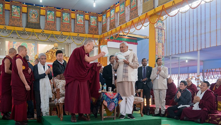 Su Santidad el Dalái Lama y el Ministro Principal de Bihar, Nitish Kumar, lanzando «Ciencia y Filosofía en los Clásicos Budistas Indios, Vol. 1: El Mundo Físico» en Bodhgaya, Bihar, India el 7 de enero de 2018. Foto de Lobsang Tsering