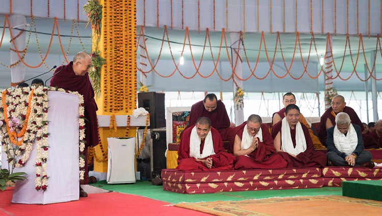 Su Santidad el Dalái Lama da las gracias a los Gueshes que emprendieron el trabajo de investigación para la compilación original en tibetano durante la ceremonia de lanzamiento de «Ciencia y Filosofía en los Clásicos Budistas Indios, Vol. 1: El Mundo Físico» en Bodhgaya, Bihar, India el 7 de enero de 2018. Foto de Lobsang Tsering