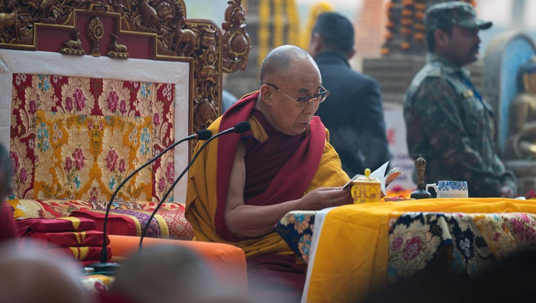Su Santidad el Dalái Lama se une a las oraciones que se celebran para conmemorar el decimoquinto aniversario de la muerte del Khenpo Jigme Phuntsok, el célebre Lama Ñingma en torno al cual se reunió la próspera comunidad budista de Larung Gar en el Tíbet, en la Estupa Mahabodhi de Bodhgaya, Bihar, India, el 13 de enero de 2018. Foto de Tenzin Choejor