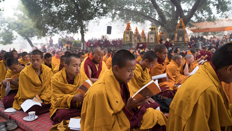 Miembros de la comunidad monástica se unen en oración por el difunto Khenpo Jigme Phuntsok en la Estupa Mahabodhi en Bodhgaya, Bihar, India el 13 de enero de 2018. Foto de Tenzin Choejor