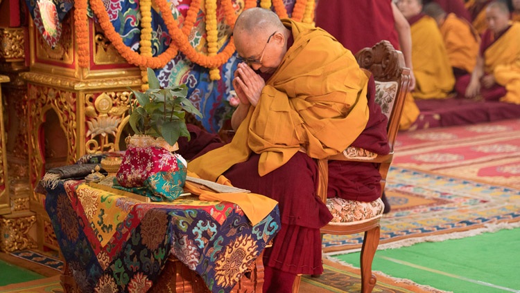 Su Santidad el Dalái Lama llevando a cabo los procedimientos preliminares para prepararse para otorgar el empoderamiento de Avalokiteshvara en el segundo día de sus enseñanzas en Bodhgaya, Bihar, India, el 15 de enero de 2018. Foto de Manuel Bauer