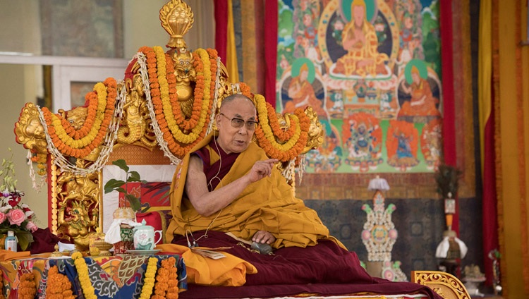 Su Santidad el Dalái Lama dirigiéndose a la multitud al comienzo del Empoderamiento de Avalokiteshvara en Bodhgaya, Bihar, India el 16 de enero de 2018. Foto de Manuel Bauer