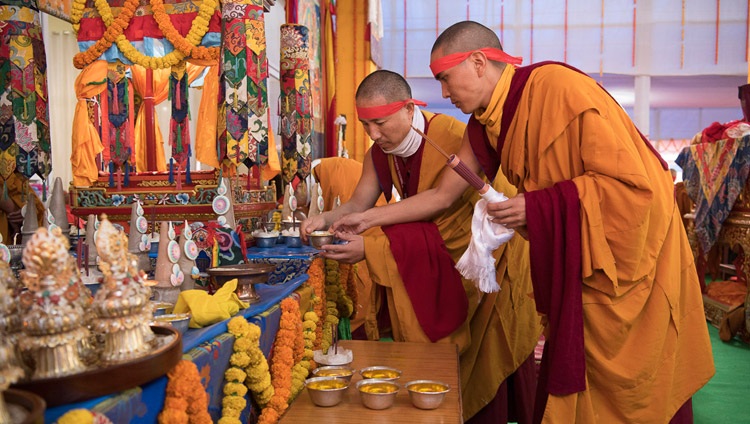 Monjes ayudando a Su Santidad el Dalái Lama durante el Empoderamiento de Avalokiteshvara en Bodhgaya, Bihar, India el 16 de enero de 2018. Foto de Manuel Bauer