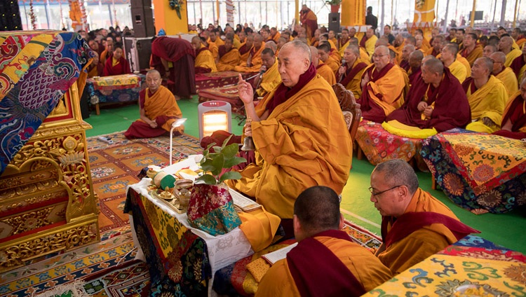 Su Santidad el Dalái Lama conduciendo los procedimientos preliminares para el Empoderamiento de Vajrabhairava de Trece Deidades en Bodhgaya, Bihar, India el 19 de enero de 2018. Foto de Manuel Bauer