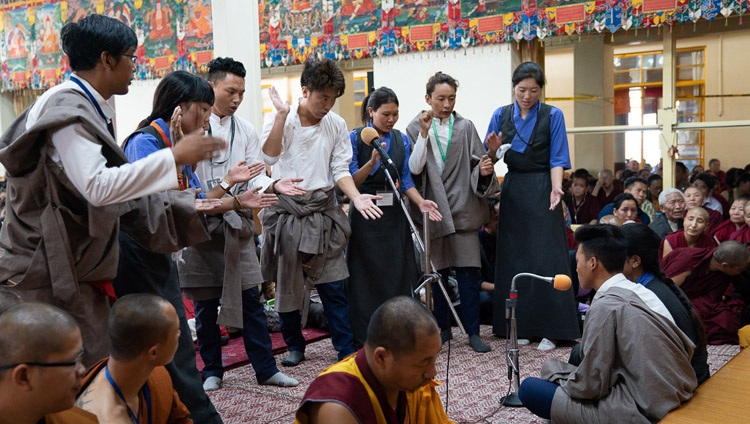 Estudiantes de la Escuela Tibetana Sherab Gatsel Lobling, demostrando debate en el último día de las enseñanzas de Su Santidad el Dalái Lama para jóvenes estudiantes tibetanos en el Templo Principal Tibetano en Dharamsala, HP, India el 8 de junio de 2018. Foto de Tenzin Choejor