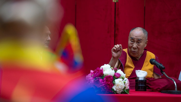 Su Santidad el Dalái Lama dirigiéndose a los miembros del Grupo Parlamentario Lituano para el Tíbet y a los partidarios del Tíbet en Vilnius, Lituania, el 14 de junio de 2018. Foto de Tenzin Choejor
