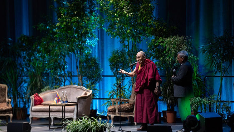 Su Santidad el Dalái Lama dirigiéndose a la audiencia de más de 2.500 personas en el Siemens Arena de Vilnius, Lituania, el 14 de junio de 2018. Foto de Tenzin Choejor