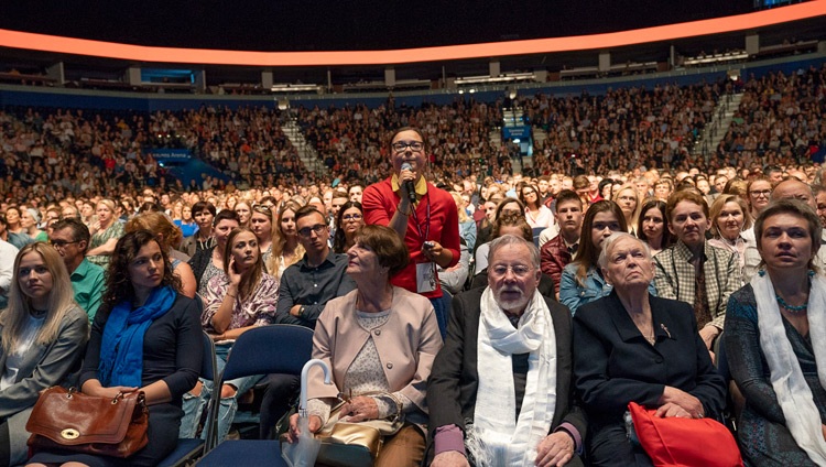 Una persona de la audiencia haciendo una pregunta a Su Santidad el Dalái Lama durante su discurso en el Siemens Arena de Vilnius, Lituania, el 14 de junio de 2018. Foto de Tenzin Choejor