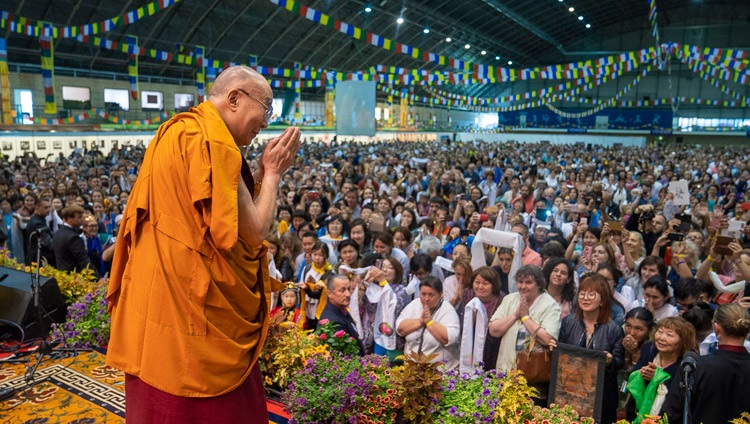 Su Santidad el Dalái Lama saluda a la audiencia a su llegada al escenario de la Sala Skonto en Riga, Letonia, el 16 de junio de 2018. Foto de Tenzin Choejor