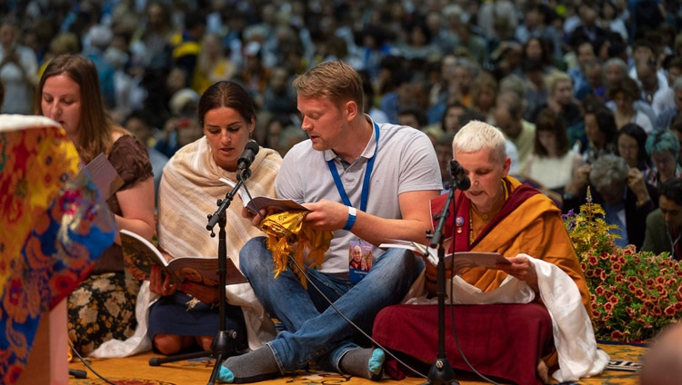Un grupo de Letonia recita el «Sutra del Corazón» en letón al comienzo de la enseñanza de Su Santidad el Dalai Lama en Riga, Letonia, el 16 de junio de 2018. Foto de Tenzin Choejor