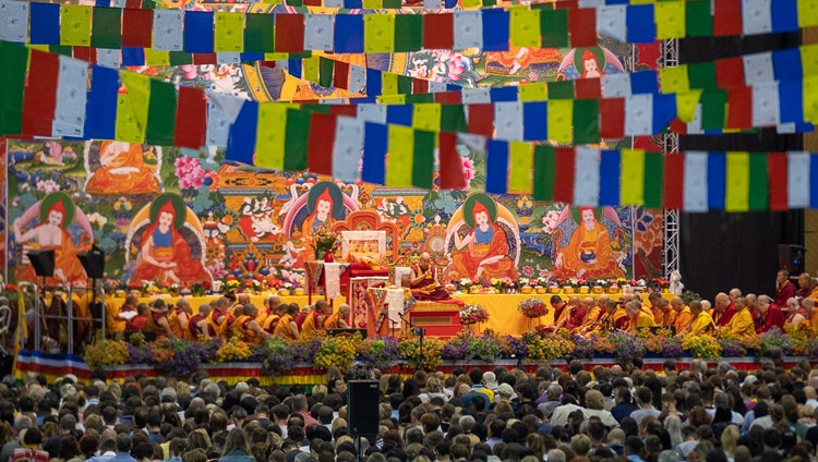 Una vista del escenario con Su Santidad el Dalái Lama en el primer día de sus enseñanzas en la Sala Skonto en Riga, Letonia, el 16 de junio de 2018. Foto de Tenzin Choejor