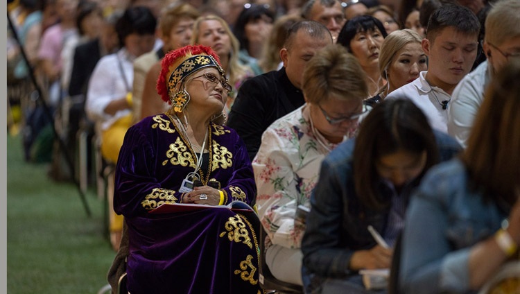 Algunas de las más de 4000 personas que asistieron a las enseñanzas escucharon a Su Santidad el Dalái Lama en la Sala Skonto en Riga, Letonia, el 16 de junio de 2018. Foto de Tenzin Choejor