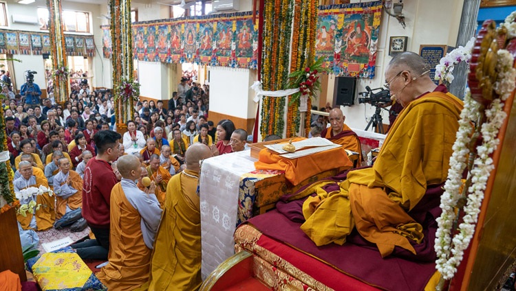 Su Santidad el Dalái Lama realizando procedimientos preparatorios para el Permiso de Avalokiteshvara mientras un grupo canta el «Sutra del Corazón» en vietnamita en el tercer día de sus enseñanzas en Dharamsala, HP, India el 6 de septiembre de 2018. Foto de Tenzin Choejor