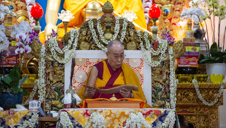 Su Santidad el Dalái Lama dando la iniciación de permiso de Avalokiteshvara Sarvadugati Parishodana, Avalokiteshvara que Libera a los Seres de los Reinos Inferiores, en el Templo Principal Tibetano en Dharamsala, HP, India el 6 de septiembre de 2018. Foto de Lobsang Tsering