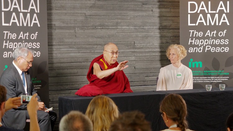 La Secretaria General del IM Ann Svensén observa cómo Su Santidad el Dalái Lama se dirige a los miembros de la prensa en Malmö, Suecia, el 12 de septiembre de 2018. Foto de Jeremy Russell
