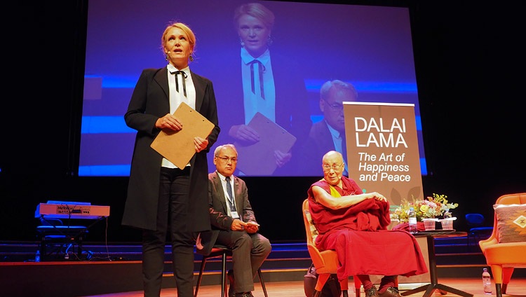 La periodista y presentadora de televisión sueca Kattis Ahlstrom presenta a Su Santidad el Dalái Lama al comienzo del programa en el Malmö Live en Malmö, Suecia, el 12 de septiembre de 2018. Foto de Jeremy Russell