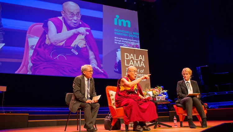 Su Santidad el Dalái Lama respondiendo a las preguntas de la audiencia durante su charla en Malmö, Suecia, el 12 de septiembre de 2018. Foto de Malin Kihlström/IM