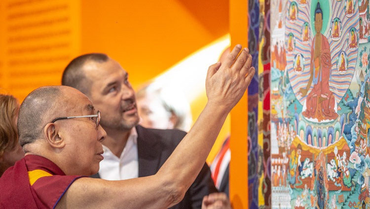 Su Santidad el Dalái Lama mirando una pintura de thangka de los doce hechos de la vida de Buda, parte de la exposición que ilustra la «Vida de Buda» en Nieuwe Kerk en Amsterdam, Países Bajos, el 15 de septiembre de 2018. Foto de Jeppe Schilder