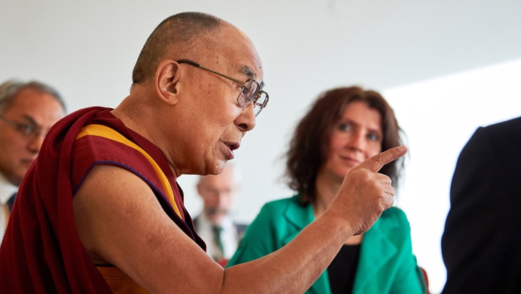 Su Santidad el Dalái Lama hablando ante un grupo de parlamentarios holandeses en Rotterdam, Países Bajos, el 17 de septiembre de 2018. Foto de Olivier Adam
